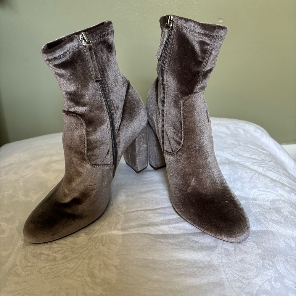 Steve Madden Lavender/Grey Velvet Ankle Boots, Size 6.5